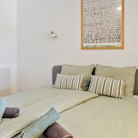 Authentic Groundfloor In Beautiful Villa, Апартаменты